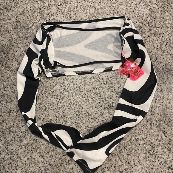 New with Tags Jaded London Long Sleeve Black and White Open Back Crop top - Picture 2 of 2